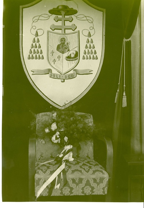 Pusty fotel podczas złożenia jasnogórskich ślubowań – symbol nieobecnego prymasa Polski, Jasna Góra 1956 /AIPSKW