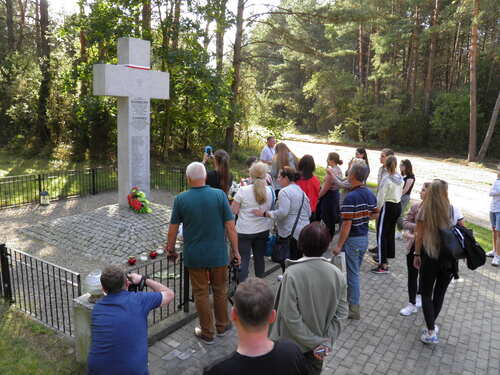 Zapalenie zniczy pod pomnikiem mieszkańców wsi Koniuchy, zamordowanych przez partyzantkę sowiecką 29 stycznia 1944 r. Fot. IPN