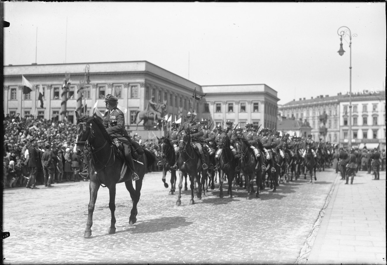 Święto Konstytucji 3 maja 1931 r. bchody na placu Marszałka Józefa Piłsudskiego w Warszawie. Fot. NAC