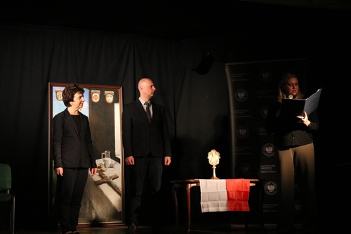 Gala podsumowująca konkurs piosenki. Na scenie z lewej strony: Grażyna Boguszewska - siostrzenica bł. ks. Jerzego.