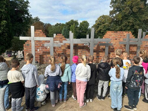 Uczniowie Szkoły Podstawowej im. Wiosny Ludów w Książu Wielkopolskim przy pomniku zamordowanych 20 października 1939 r. mieszkańców gmin Książ i Dolsk, cmentarz w Książu Wlkp.