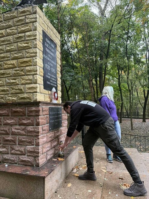 Uczniowie Zespół Szkół Centrum Kształcenia Ustawicznego im. Stefana Batorego w Koninie przy  pomniku poświęconym rozstrzelanym 10 listopada 1939 roku 56 mieszkańcom Konina