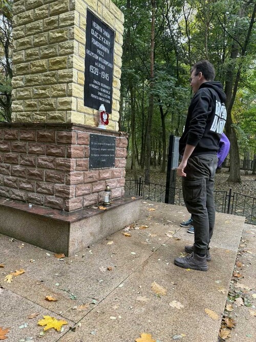 Uczniowie Zespół Szkół Centrum Kształcenia Ustawicznego im. Stefana Batorego w Koninie przy  pomniku poświęconym rozstrzelanym 10 listopada 1939 roku 56 mieszkańcom Konina