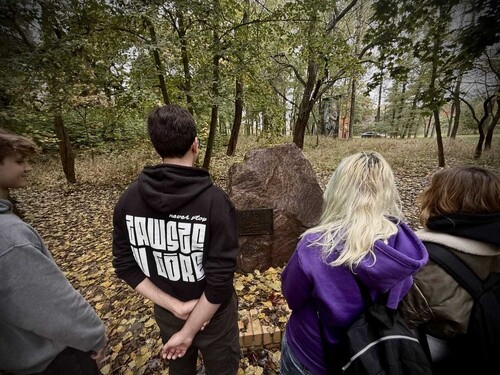 Uczniowie Zespół Szkół Centrum Kształcenia Ustawicznego im. Stefana Batorego w Koninie przy  pomniku upamiętniającym były cmentarz żydowski w Koninie