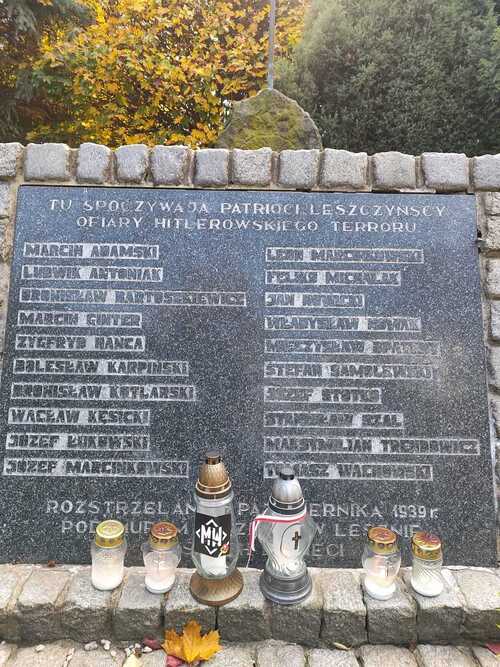 Znicze pod zbiorowym grobem dwudziestu mieszkańców Leszna, którzy 21 października 1939 roku zostali rozstrzelani na Placu Kościuszki w Lesznie. Fot. Mikołaj Łotysz, Stowarzyszenie Młodzież Wszechpolska