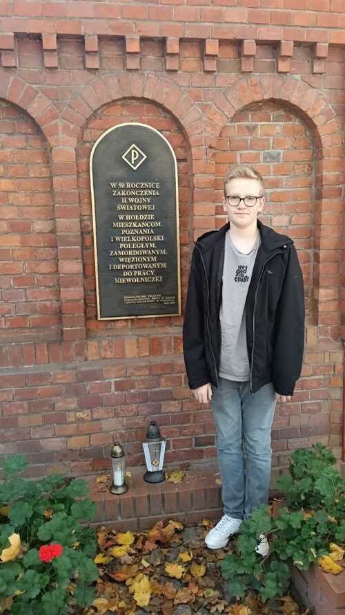 Tablica na Wzgórzu Św. Wojciecha w Poznaniu przy wejściu na Cmentarz Zasłużonych Wielkopolan fot. Mateusz Strzyżewski, Szkoła podstawowa nr 51 w Poznaniu