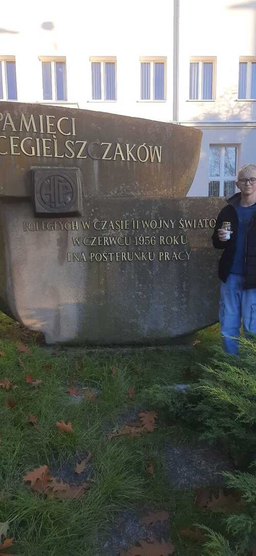 Ul. 28 czerwca 1956 _Tablica poległych Cegielszczaków Autor Tytus Gałęzewski