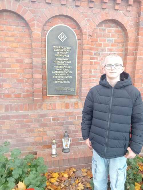 Wzgórze Św. Wojciecha Poznań Tablica ku czci pomordowanych poległych więzionych oraz deportowanych do pracy niewolniczej Poznaniaków i Wielkopolan, autor Tytus Gałęzewski