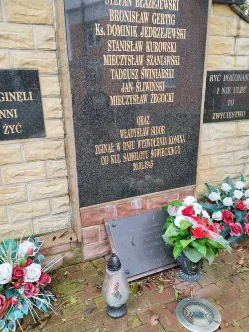 Znicz pod pomnikiem pomordowanych w czasie II wojny światowej. Autor zdjęcia Agnieszka Czechowska/ Szkoła Podstawowa nr 11 w Koninie