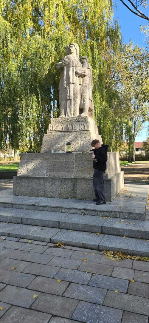 Znicz przy pomniku  "Nigdy wojny" /Muzeum Martyrologiczne w Żabikowie fot. Wojciech Pawlak SP3 Luboń