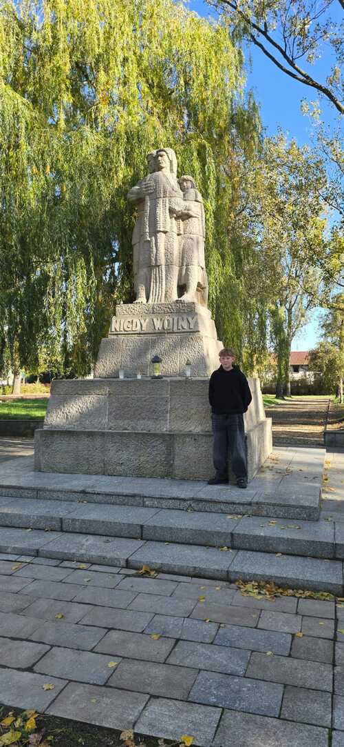 Znicz przy pomniku  "Nigdy wojny" /Muzeum Martyrologiczne w Żabikowie fot. Wojciech Pawlak SP3 Luboń