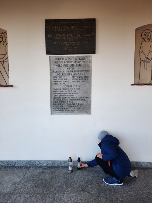 Znicz przy dwóch tablicach przy Kościele pw. Św. Rocha w Poznaniu, Adam Marchwiński fot. Anna Marchwińska