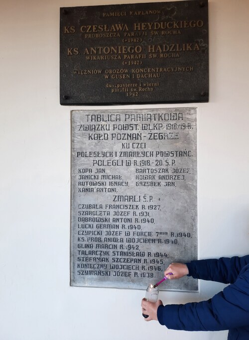 Znicz przy dwóch tablicach przy Kościele pw. Św. Rocha w Poznaniu, Adam Marchwiński fot. Anna Marchwińska