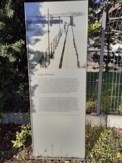 Zapalenie znicza w dniu 19.10.2025 roku przez przedstawicieli Związku Więźniów Politycznych Okresu Stalinowskiego dot. Lager Główna w Poznaniu przy ulicy Bałtyckiej. Fot. Edyta Simm