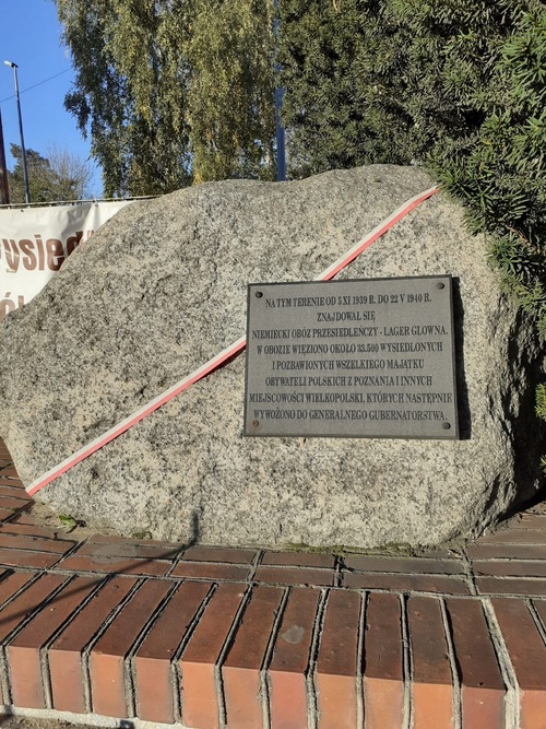 Zapalenie znicza w dniu 19.10.2025 roku przez przedstawicieli Związku Więźniów Politycznych Okresu Stalinowskiego dot. Lager Główna w Poznaniu przy ulicy Bałtyckiej. Fot. Edyta Simm