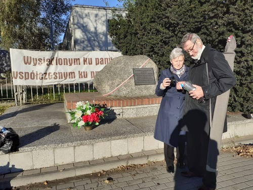 Zapalenie znicza w dniu 19.10.2025 roku przez przedstawicieli Związku Więźniów Politycznych Okresu Stalinowskiego dot. Lager Główna w Poznaniu przy ulicy Bałtyckiej. Fot. Edyta Simm