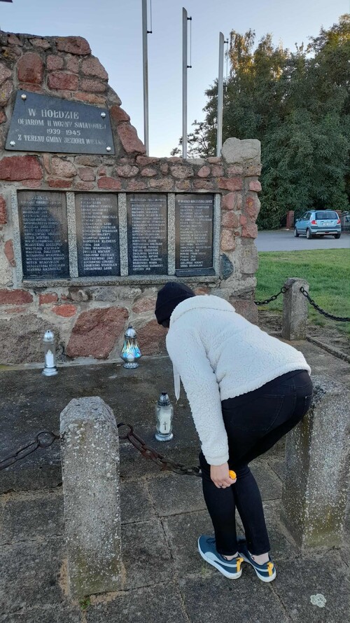 Znicz w miejscowości Jeziora Wielkie (powiat mogileński, województwo kujawsko - pomorskie) fot. Renata Lepsza, Zespół Szkół w Mogilnie