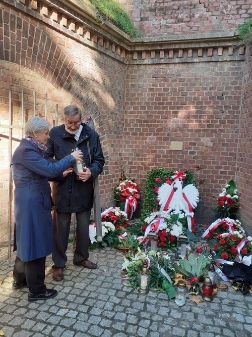 Zapalenie zniczy przez przedstawicieli Związku Więźniów Politycznych Okresu Stalinowskiego w Forcie VII w Poznaniu fot. Edyta Simm