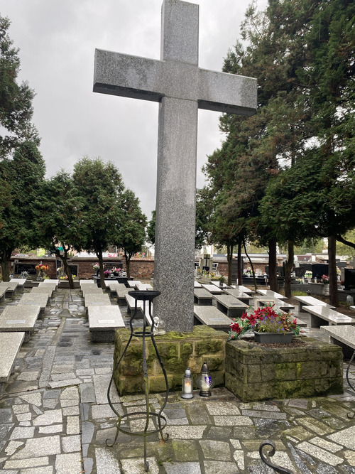 Udział w akcji Szkoły Podstawowej nr 2 im. M. Dąbrowskiej w Ostrzeszowie, groby poległych w czasie II wojny światowej na miejscowych cmentarzu  fot. Grażyna Matysiak