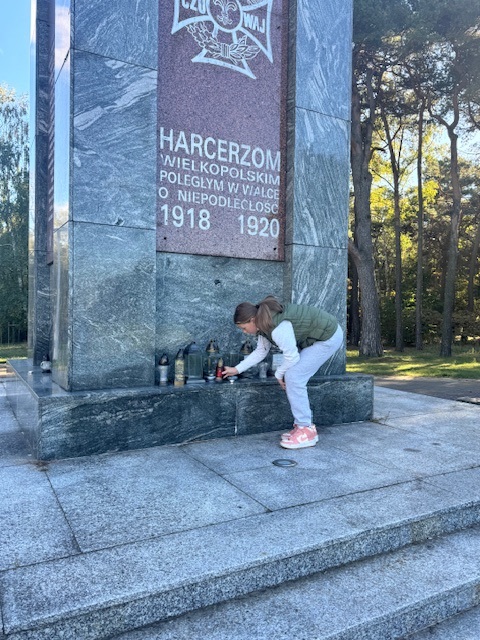 Znicz przy Pomniku Harcerzy na Malcie w Poznaniu. Na zdjęciu Zofia Kaczmarek uczennica klasy 5 - Szkoły Podstawowej nr 51 im. Bronisława Szwarca na os. Lecha w Poznaniu. Fot. Magdalena Kaczmarek