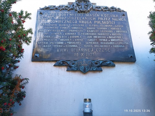 Kórnik - Tablica upamiętniająca rozstrzelanie Polaków 20.X.1939r. fot. Maria Frąckowiak