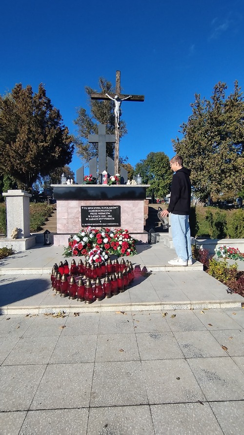 Cmentarz Parafialny w Kaźmierzu grób Polaków zamordowanych w lasach bytyńskich fot. Mateusz Romel