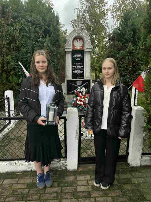 Grób ofiar niemieckiego bombardowania. Wilczna, fot. Ewa Łechtańska.