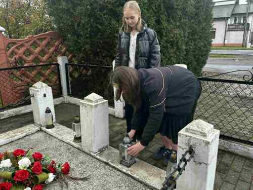 Grób ofiar niemieckiego bombardowania. Wilczna, fot. Ewa Łechtańska.