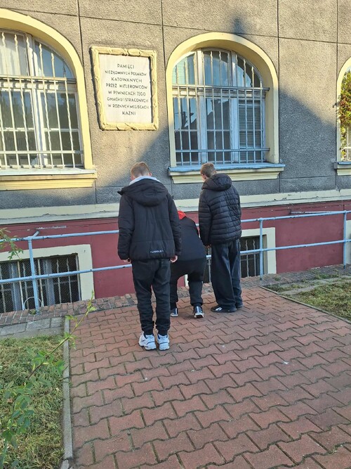 Tablica pamiątkowa na budynku Rafii (tzw. Bojownik) przy ul. Poniatowskiego 44 w Wolsztynie gdzie podczas wojny znajdowało się niemieckie więzienie, fot. Roksana Młynarczyk.