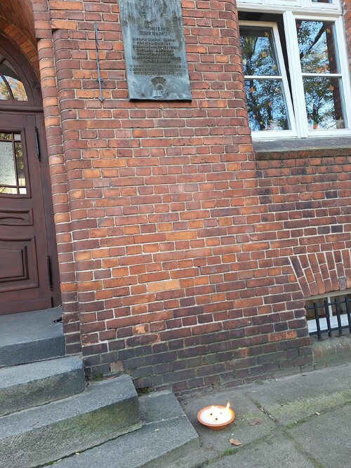 Tablica na budynku Szkoły Podstawowej z Oddziałami Dwujęzycznymi im. Powstańców Wielkopolskich w Wolsztynie upamiętniająca Antoniego Sturnego, kierownika szkoły w latach 1934-39,  powstańca wielkopolskiego, uczestnika kampanii wrześniowej, który został zamordowany przez Niemców w 1940 roku, fot. Roksana Młynarczyk.