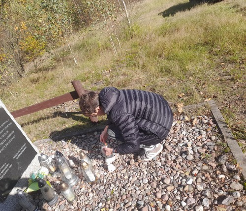 Pomnik poświęcony pomordowanym pacjentom gnieźnieńskiej „Dziekanki” w Lasach Nowaszyckich w gminie Mieleszyn, fot. Mikuła.