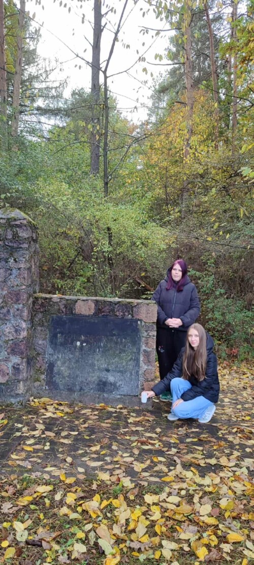 Tablica upamiętniająca rozstrzelanie 64 Polaków w lesie w Haliszce, fot. Ewa Żak- Sanecka.