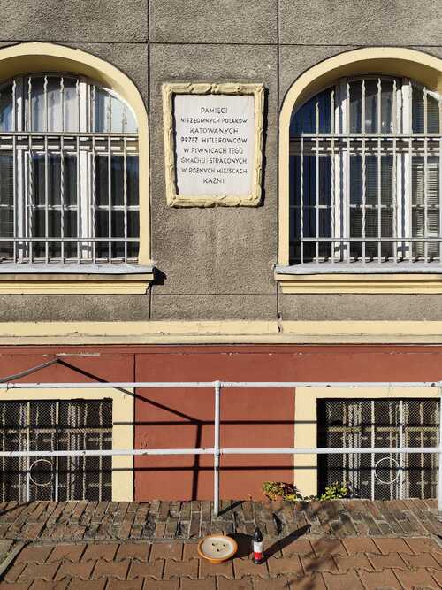 Wolsztyn, ul. Poniatowskiego 44, tablica pamiątkowa na budynku, w którym od września 1939 r. do połowy 1940 r., więziono około 350 Polaków, fot. Rozalia Kaczmarek (SMHW).