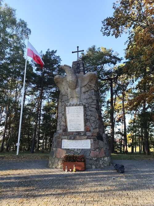 Tuchorza (gm. Siedlec) pomnik w Tuchorzy. W tym miejscu 9 lipca 1942 roku gestapowcy powiesili 15 Polaków, w tym 10 więźniów przywiezionych z poznańskiego Fortu VII, fot. Rozalia Kaczmarek (SMHW).