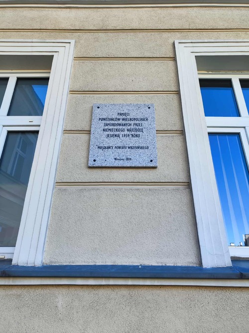 Tablica pod budynkiem Starostwa Powiatowego we Wrześni, gdzie Niemcy rozstrzelali powstańców wielkopolskich Józefa Olszewskiego, Leona Szwedzińskiego i Romana Liszyńskiego, fot. Muzeum Regionalne im. Dzieci Wrzesińskich.