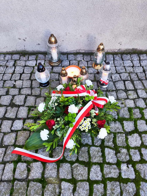 Tablica pod budynkiem Starostwa Powiatowego we Wrześni, gdzie Niemcy rozstrzelali powstańców wielkopolskich Józefa Olszewskiego, Leona Szwedzińskiego i Romana Liszyńskiego, fot. Muzeum Regionalne im. Dzieci Wrzesińskich.