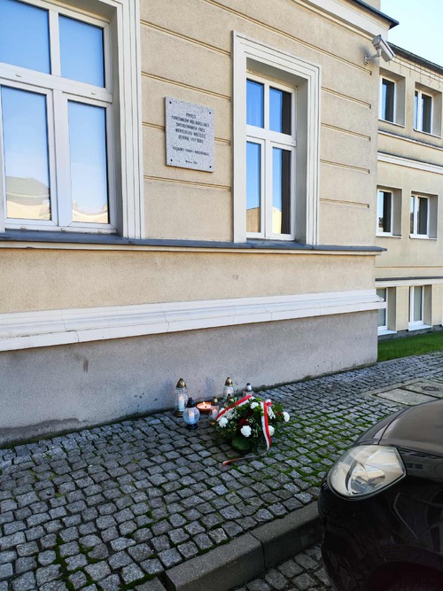 Tablica pod budynkiem Starostwa Powiatowego we Wrześni, gdzie Niemcy rozstrzelali powstańców wielkopolskich Józefa Olszewskiego, Leona Szwedzińskiego i Romana Liszyńskiego, fot. Muzeum Regionalne im. Dzieci Wrzesińskich.