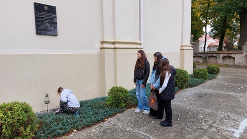 Tablica na ścianie kościoła św. Stanisława Biskupa i Męczennika w Żerkowie poświęcona błogosławionemu księdzu dziekanowi Janowi Nepomucenowi Chrzanowi- więźniowi Fortu VII, który zginął w Dachau w 1942 r, fot. Robert Rogacki.