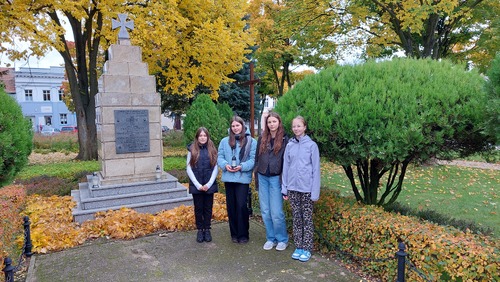 Pomnik poległych i pomordowanych mieszkańców Żerkowa, również ofiar z lat 1939-1945, fot. Robert Rogacki.