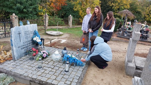 Mogiła bezimiennych ofiar niemieckich okupantów na cmentarzu parafialnym w Żerkowie, fot. Robert Rogacki.