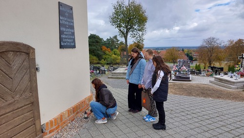Tablica na ścianie kaplicy św. Krzyża na cmentarzu parafialnym w Żerkowie upamiętniająca m.in. patriotów pomordowanych w latach 1939-1945, fot. Robert Rogacki.