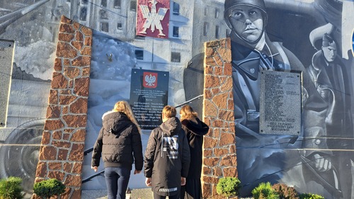 Tablica upamiętniająca rozstrzelanych Polaków we Włoszakowicach, fot. Szkoła Podstawowa im Edwarda Tomińskiego w Buczu.