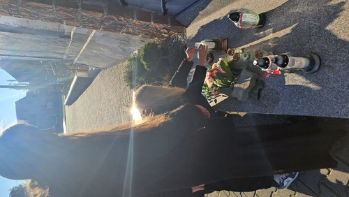 Tablica upamiętniająca rozstrzelanych Polaków we Włoszakowicach, fot. Szkoła Podstawowa im Edwarda Tomińskiego w Buczu.