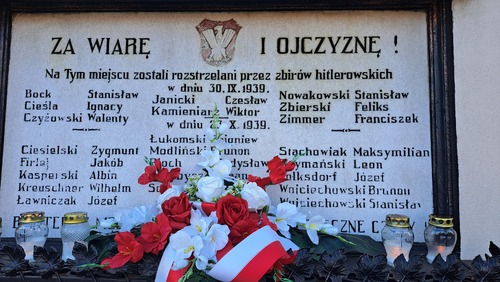 Śmigiel, Plac Rozstrzelanych - tablica upamiętniająca rozstrzelanych na elewacji kamienicy nr 7, fot. Szkoła Podstawowa im Edwarda Tomińskiego w Buczu.