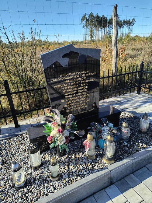 Mielno, w gminie Mieleszyn, w powiecie gnieźnieńskim,  pomnik ku pamięci siedmiu Polaków rozstrzelanych przez Niemców 9 września 1939 roku, fot. Magdalena Lament.