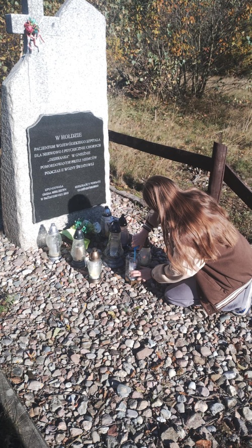 Pomnik poświęcony pomordowanym pacjentom gnieźnieńskiej „Dziekanki” w Lasach Nowaszyckich w gminie Mieleszyn, fot. szkoła podstawowa im. Arkadego Fiedlera w Karniszewie.