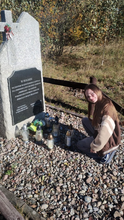 Pomnik poświęcony pomordowanym pacjentom gnieźnieńskiej „Dziekanki” w Lasach Nowaszyckich w gminie Mieleszyn, fot. szkoła podstawowa im. Arkadego Fiedlera w Karniszewie.