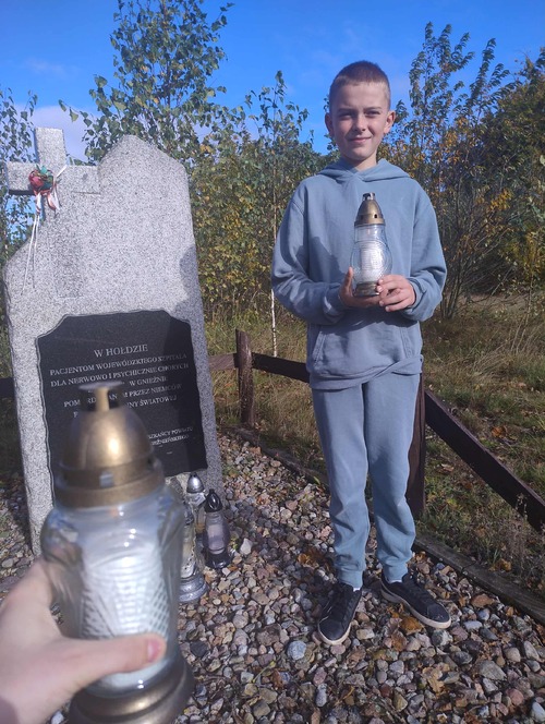 Pomnik poświęcony pomordowanym pacjentom gnieźnieńskiej „Dziekanki” w Lasach Nowaszyckich w gminie Mieleszyn, w powiecie gnieźnieńskim, fot. szkoła podstawowa im. Arkadego Fiedlera w Karniszewie.