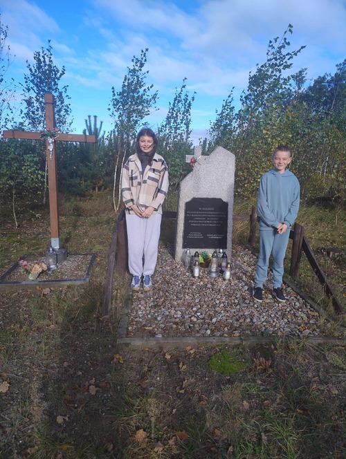 Pomnik poświęcony pomordowanym pacjentom gnieźnieńskiej „Dziekanki” w Lasach Nowaszyckich w gminie Mieleszyn, w powiecie gnieźnieńskim, fot. szkoła podstawowa im. Arkadego Fiedlera w Karniszewie.