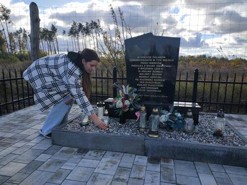 Mielno, w gminie Mieleszyn, w powiecie gnieźnieńskim,  pomnik ku pamięci siedmiu Polaków rozstrzelanych przez Niemców 9 września 1939 roku, fot. szkoła podstawowa im. Arkadego Fiedlera w Karniszewie.